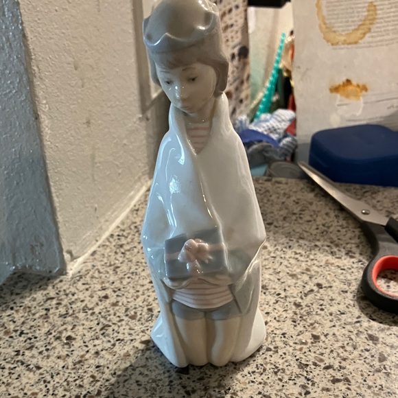 LLADRO Young King Porcelain Figurine - Picture 1 of 4